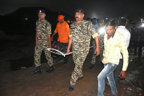 RashtraPratham0's tweet photo. Over 40 people have been rescued after an iron bridge collapsed over the #IndrayaniRiver near Kundamala village in #Maharashtra's Pune district, #CRPF DIG Vaibhav Nimbalkar said on Sunday.
#PuneBridgeCollapse #nationfirst #Kundamala https://t.co/b2ryM6t3S2