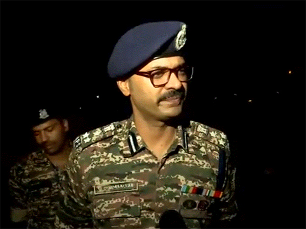 RashtraPratham0's tweet photo. Over 40 people have been rescued after an iron bridge collapsed over the #IndrayaniRiver near Kundamala village in #Maharashtra's Pune district, #CRPF DIG Vaibhav Nimbalkar said on Sunday.
#PuneBridgeCollapse #nationfirst #Kundamala https://t.co/b2ryM6t3S2