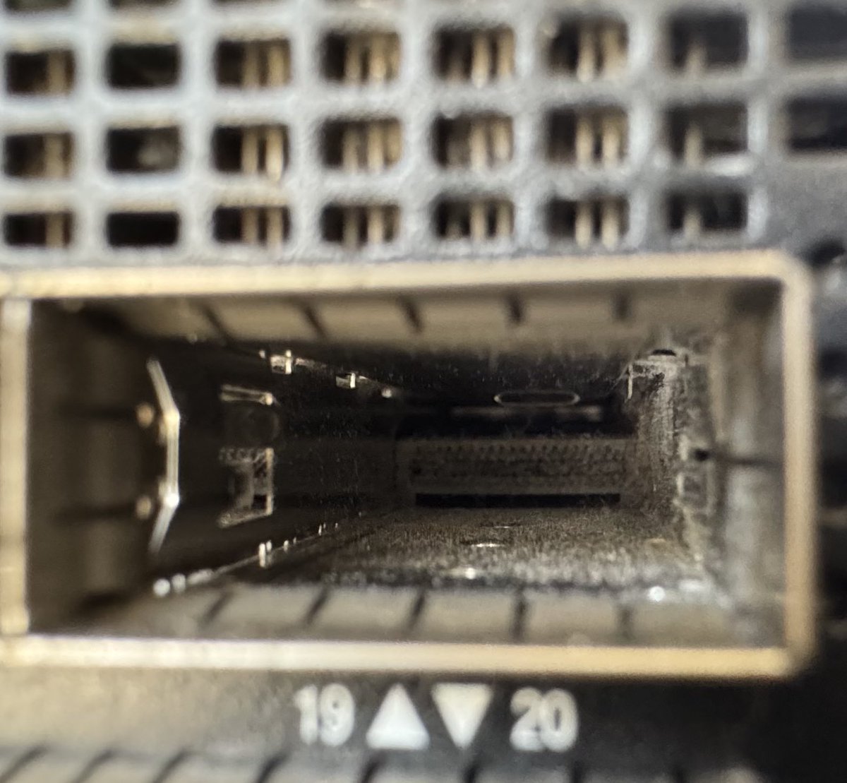 Shownetから帰ってきたSWをクリーニングしてるんだけど、ホコリのほとんどは設営期間中というのはマジだった！

port17は開催日直前までテスト用のモジュールが挿さってた位置
port19は現地に置いてから一度も使ってない位置