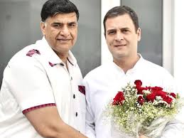 ThakurAryanSin8's tweet photo. कानपुर के कितने लोगों को पता है  अजय कपूर,विजय कपूर, सतीश महाना के साले हैं जिन्होंने पूरे दक्षिण कानपुर को बर्बाद कर के रखा है?  

दादा नगर ,पनकी इंडस्ट्रियल एरिया जितनी भी जमीनों का दाखिल खारिज होता है उन सबका कमीशन इनको जाता है। कांग्रेस सरकार में कानपुर लुटा।

#BJP #Kanpur https://t.co/94eUxkvdpi