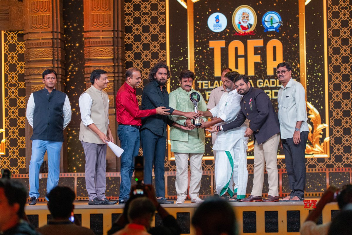 BalayyaUvasena's tweet image. Team #Karthikeya2 received award from our beloved #PadmabhushanNBK ❤️❤️ Congratulations Team #Karthikeya2 🎉 #TelanganaGaddarFilmAwards @chandoomondeti @peoplemediafcy  @AbhishekAgarwalarts