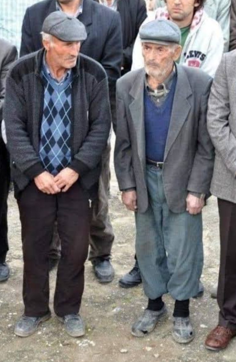 Bilal Şahin (@ybilalsahin) on Twitter photo <a href="/nihatsirdar/">Nihat Sırdar</a> #BenimAyakkabım deyince cizlavet,yani eskimiş kamyon lastikleri eritilerek yapılan kara lastik ayakkabılar hem de delik olanları geldi aklıma;Ermenek'te maden ocağını basan suda boğulan oğlu için “Oğlum yüzmeyi bilmezdi” diyen anne-babanın, oğlullarının cenazesinde ayaklarındaydı <a href="/nihatsirdar/">Nihat Sırdar</a> #BenimAyakkabım deyince cizlavet,yani eskimiş kamyon lastikleri eritilerek yapılan kara lastik ayakkabılar hem de delik olanları geldi aklıma;Ermenek'te maden ocağını basan suda boğulan oğlu için “Oğlum yüzmeyi bilmezdi” diyen anne-babanın, oğlullarının cenazesinde ayaklarındaydı