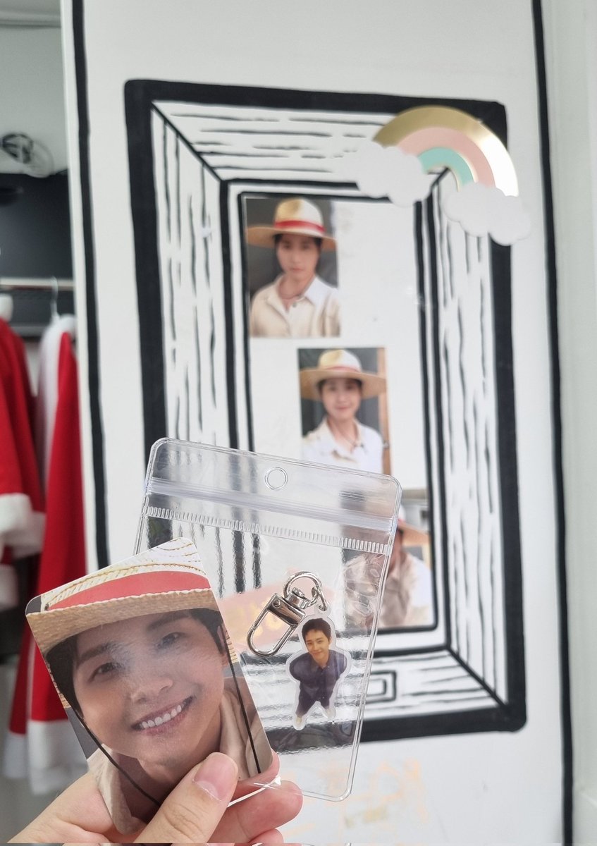 (해시태그 이제 봄)
망원역 2번 출구로 나와서 조금 걷다보면 보이는 신뽀 현수막🎉
안에 들어가면 예쁘게 꾸며진 탁자 위에 선착순 특전과 포카가 있는데요🎁
하나씩 챙겨주고 왼쪽에 절 뚫어져라 보고있는 신뽀와 사진을 찍어줍니다😎
#마음이_통했신우
#이순간_텔레파시로_신우와함께