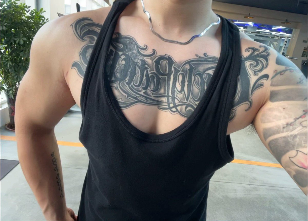 nans0524's tweet photo. 我说和肌肉男做爱真的很爽。面对面的时候���你里面顶，你的奶子晃他的也晃，你努力坐起来也抱着他奶子咬被他一巴掌扇到屁股上骂你小坏蛋，你只顾爽的流水。小腹贴着你的时候是柔软的不硌着你，但又结实的在收紧发力一下一下往里面顶。你试图抓他手臂却发现一只手都抓不完。肩也宽得抬头连天花板都望不见 https://t.co/IoKfZ8SsRS