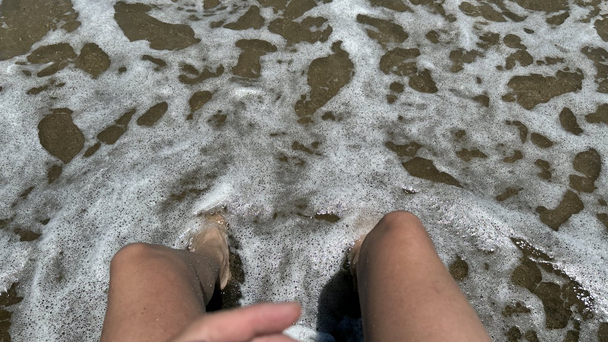 昨天的太陽真的很熱情，曬完泳褲痕超明顯