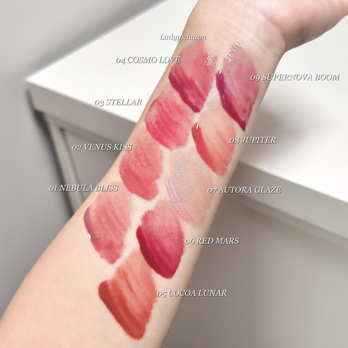 🖤🪐💫Galaxy Lip Oil จาก Lovepotion สวยแบบจะบ้า สวยตั้งแต่แท่งลิป ยันสีลิป ดีไปหมดทุกสิ่ง ชาร์มห้อยก็น่ารัก สีคือค่ดเทสดี ไอต้าวเทสดี สวยมากๆ ปาดสวอชสวยอึ้งทุกสี ฉ่ำนะ รอดทุกสีผิว 

ถ้าเลือกไม่ถูกแนะนำ 01-02-03 ทาง่ายจริง ทาได้ทุกวัน
04-05-06 เน้นลุคเซ็กซี่ เข้มหน่อย powerful