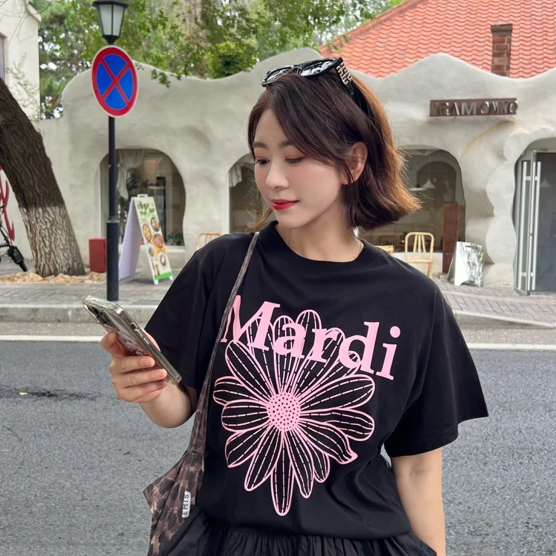 halloxkr_store's tweet photo. 🚨 ลดราคาวันเดียวนะค้า ด่วนๆๆๆ 🚨
MARDI — TSHIRT FLOWERMARDI 🌸
〰️ ราคาตัวละ 899฿ 〰️

รับ 2 สี 
• Black pink
• white pink
One Size ; อก 42" ไหล่ 38" ยาว 26.5" 

✳️ CF สี & จำนวนได้เลยค้า มัดจำด้วยใจ ของถึงไทยค่อยชำระนะค้า ⛔️ ห้ามยกเลิก หรือเททุกกรณี ⛔️ รอของ 4-6 weeks (อาจจะเลทได้) แจ้งยอดผ่าน @ktuisale