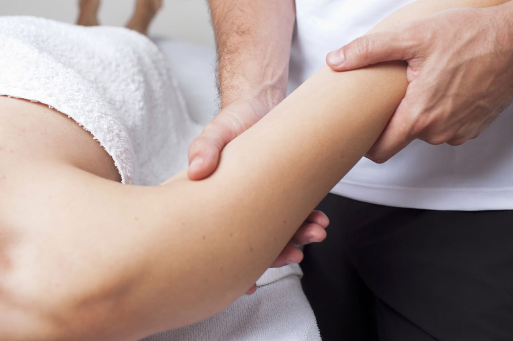 Ejercicios de fisioterapia para reducir el linfedema en el brazo tras el cáncer de mama. Mejora tu calidad de vida.(BLOG Clínica OYTU oytu.es) t.ly/NfTjQ