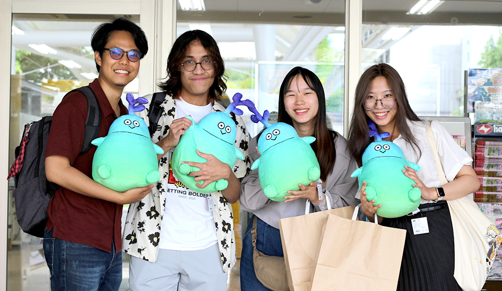The viral Kenichi plushie is back – bigger and squishier than ever! Head to the Co-op online store or campus locations to see both the original and (new!) big plushies, as well as the release of Kenichi ballpoint pens. #JapaneseMascot #TohokuUniversity 
bit.ly/442xsvE