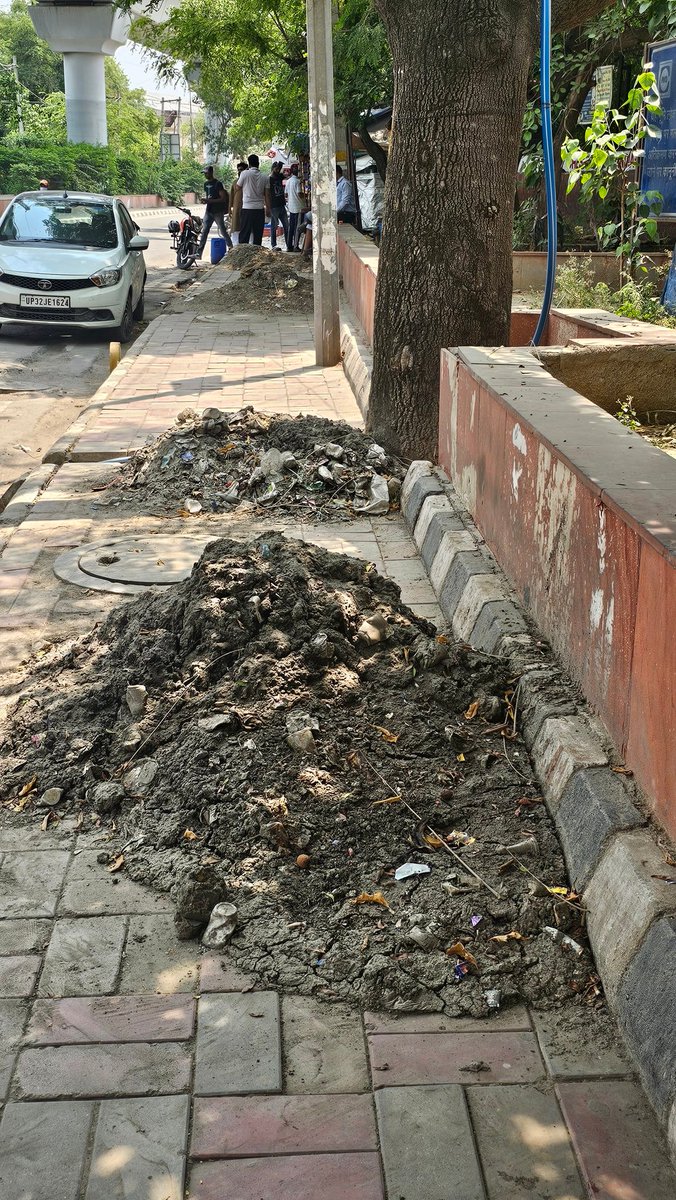 mukteshchander's tweet photo. दिल्ली की नालियों से निर्दयता पूर्वक और जबरदस्ती बेदखल होकर सूखता ये कचरा पैदल चलने वालों के लिए बने फुटपाथ पर कई दिनों से बारिश का बेसब्री से इंतज़ार कर रहा है कि कब बरसात हो तो ये वापस नाली में जाकर उसे बंद कर सड़कों को नदी नालों में तब्दिल करने में अपना महत्वपूर्ण योगदान दे😜 https://t.co/pKhSxeX6hk