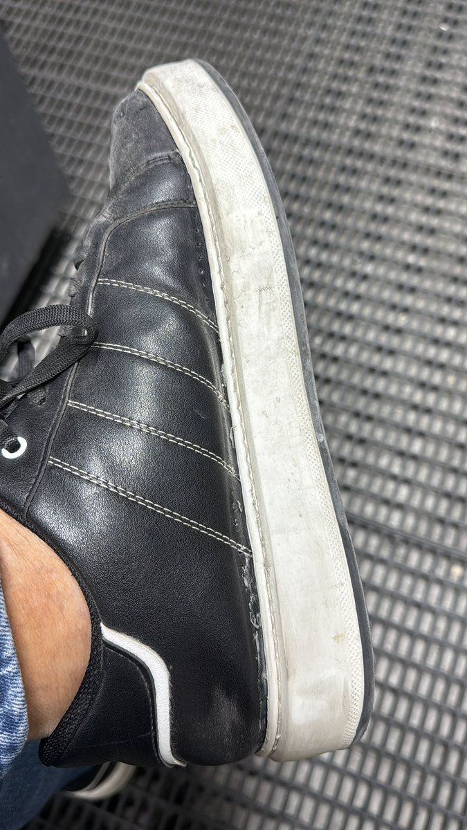 #BenimAyakkabım iyi bilinen bir giyim markasından, ayakkabı alttan dikişli gibi görünüyor ama yapıştırma ve ayrıldı ben tekrar yapıştırdım. Şimdilik tekrar kullanıyorum. Giyimde iyi olan marka ayakkabıda başarısız. <a href="/nihatsirdar/">Nihat Sırdar</a>