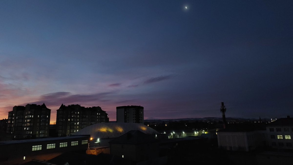 Can you see the moon in these sunrise pictures????