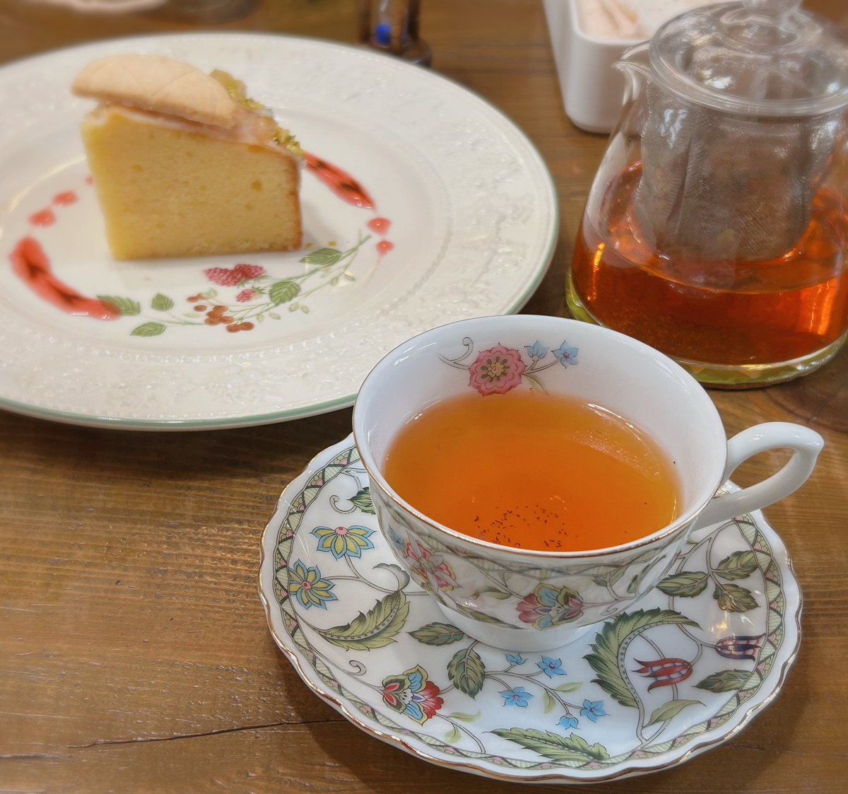 nekotapana's tweet image. 素敵なカフェに行ってきました。体調にあわせたハーブティーを出していただけるとのことで「疲労回復」でお願いしました😌ケーキもハーブティーも美味しかったです。いろんなケーキがあったから、また食べに行きたい。
棚にはティーカップがたくさん並んでました☕️
#木漏れ日のお茶会
#カフェ巡り