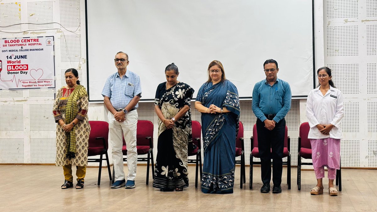 સર તખ્તસિંહજી હોસ્પિટલ, ભાવનગર ખાતે વિશ્વ રકતદાતા દિવસ નિમિત્તે આયોજિત કાર્યક્રમમા સૌ પ્રથમ અમદાવાદમાં થયેલ વિમાન દુર્ઘટના માં મૃત્યુ પામેલા પૂર્વ મુખ્યમંત્રી શ્રી વિજયભાઈ રૂપાણી, મેડિકલ કોલેજના વિદ્યાર્થીઓ તેમના પરિવારજનો અને તમામ મૃતાત્માઓને શ્રદ્ધાંજલિ અર્પણ કરવામાં આવી હતી.