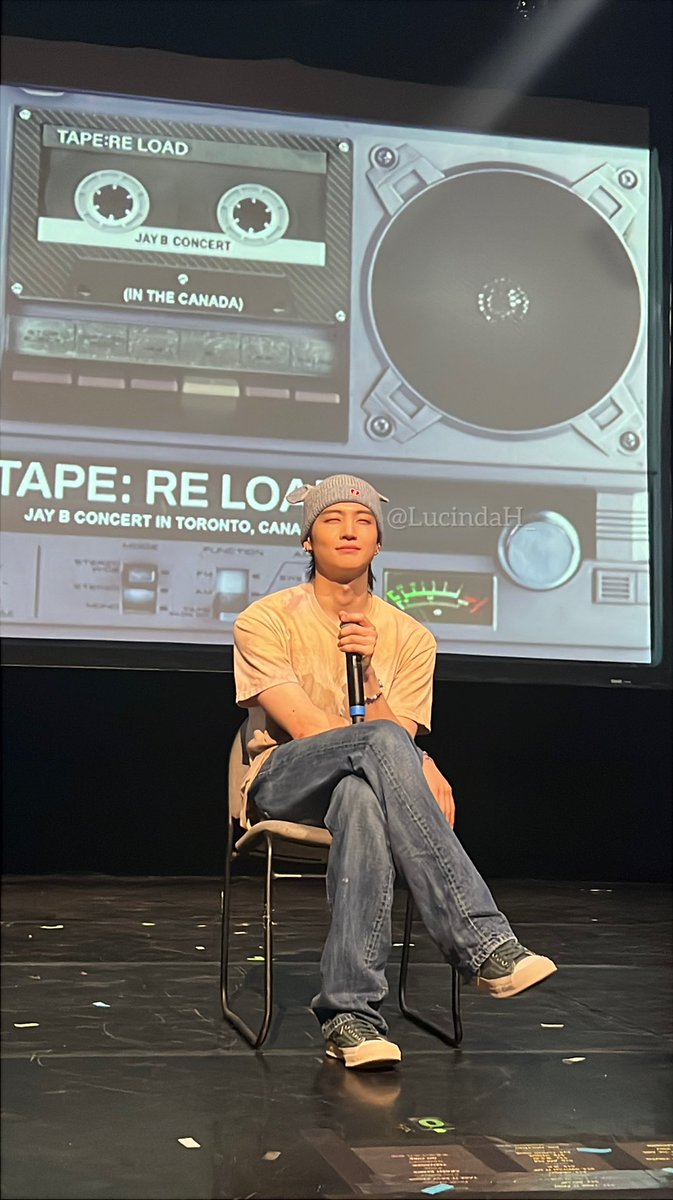 LucindaH_'s tweet photo. New Jay B meme unlocked 🤭

Poor man was defending himself for 5 mins about the reason of writing cloud nine. None of us was buying it as imaginary &amp; not by experience 🤣 

It's okay, we believe you Jay B 🤭

#JAYB #제이비 #JayB_TapeReLoad_CANADA #JayB_TapeReLoad_TORONTO https://t.co/aIRfJ8KoYh