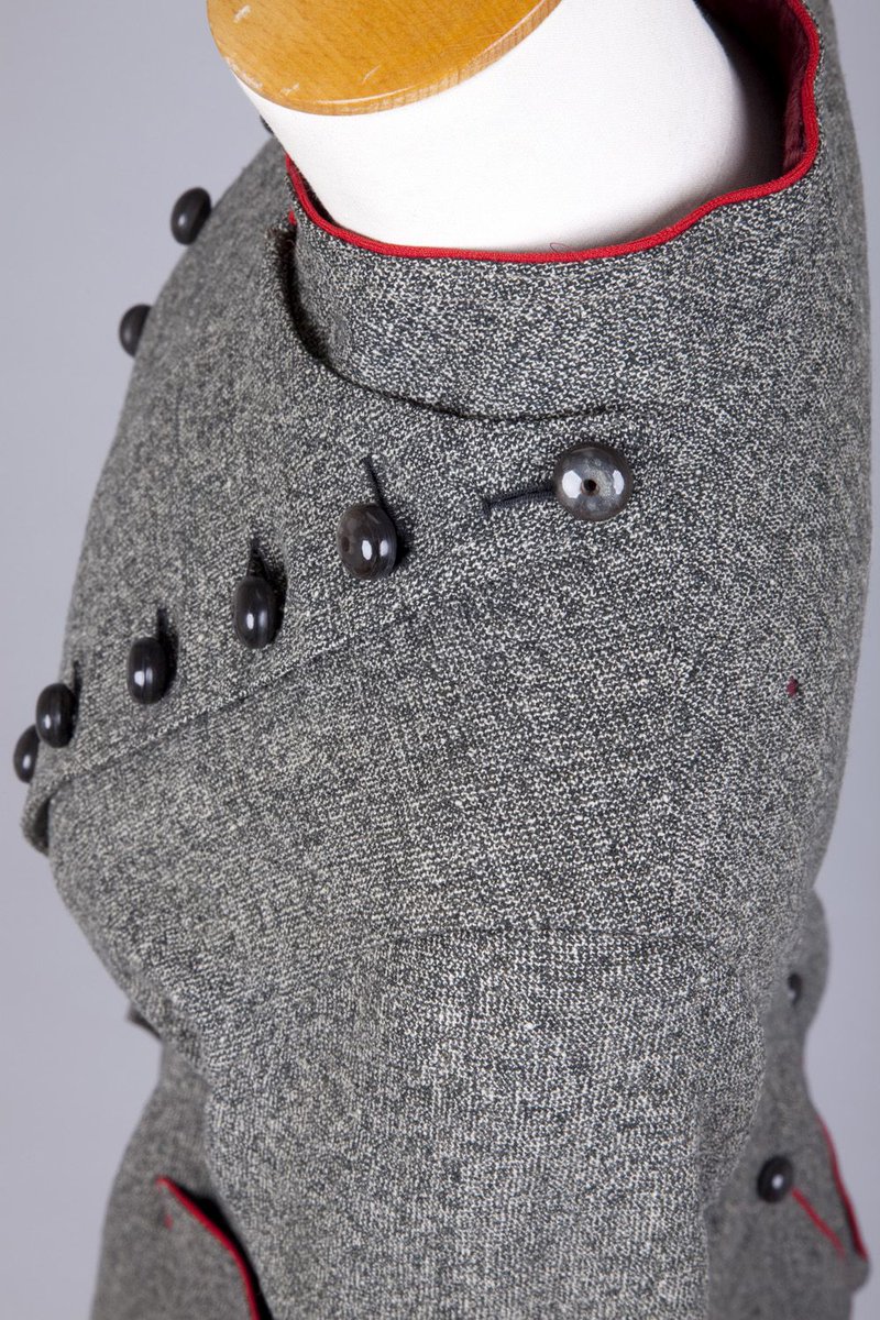 plummie9's tweet image. England.
Redfern.

Elegant Tailored Jacket, 1880-1910.

Black and white wool tweed jacket with red trim and grey buttons.
© Goldstein Museum of Design.
#Fashionhistory