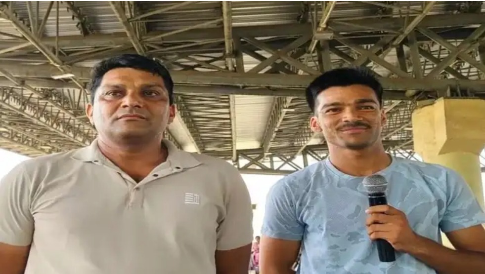 एक ही दिन, एक ही वर्दी, और एक ही सपना पूरा किया — बाप-बेटे ने मिलकर! 🙌
हापुड़ के यशपाल नागर और उनके बेटे शेखर दोनों का चयन #UPPolice में हुआ है।
तीन साल की साझा मेहनत, अब एक साथ देश सेवा करेंगे।
**सपने उम्र नहीं देखते।🔥** #Inspiration #UPPoliceRecruitment