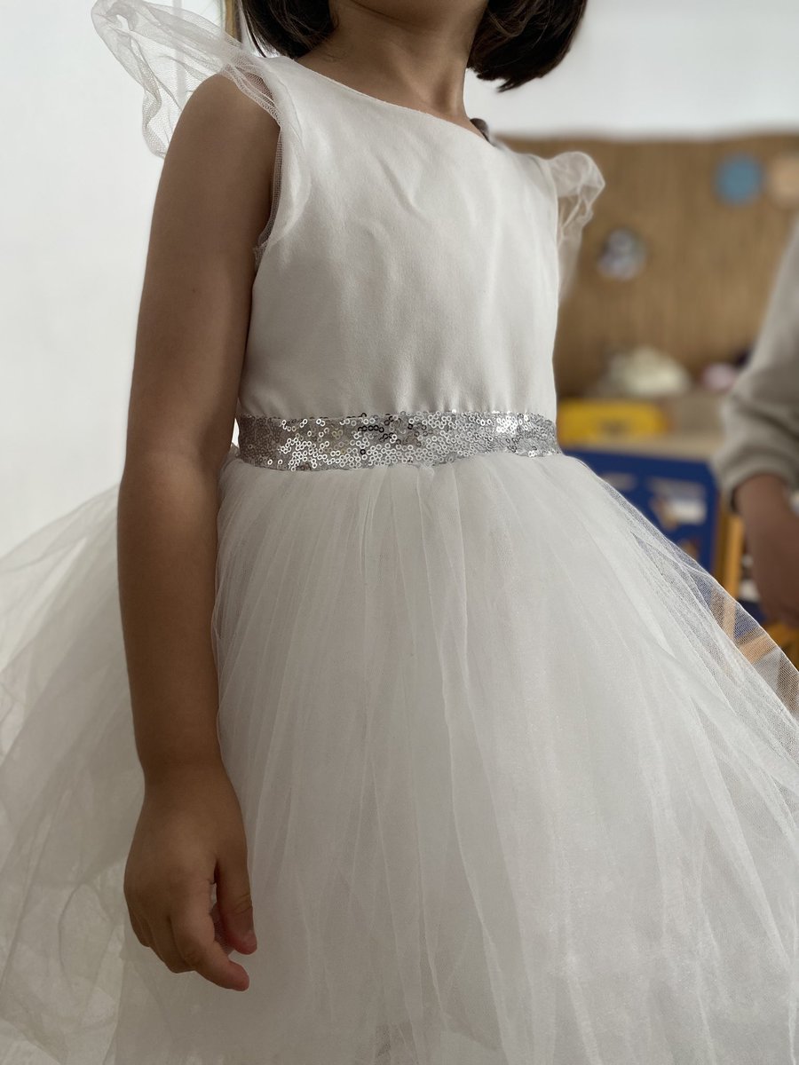 Günaydın bugün özgüvenimiz tam çünkü çok güzel olmuş çünkü tütüsü olan bi elbise giymiş kimse 4 yaş kızını yıkamaz 🥲