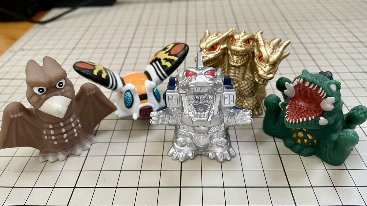 私がデザイン担当しました、バンダイさんの『GODZILLA SOFVIDOLL』本日