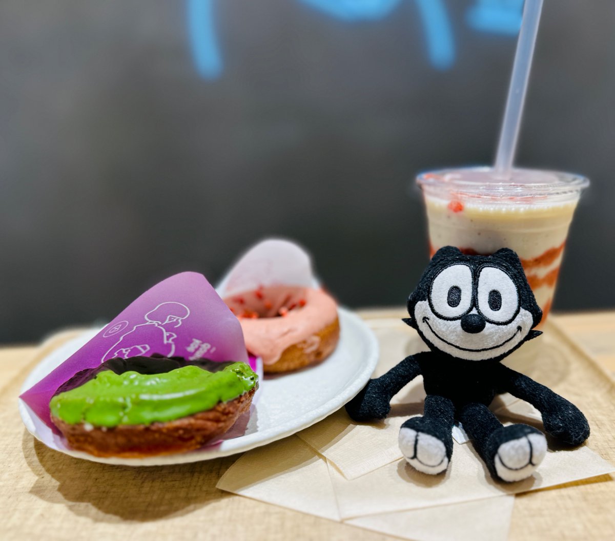 omamorineko's tweet image. #フィリックス #FelixTheCat
#コエドーナツ #KoéDonuts #京都
せっかく京都に来たので
京都にしかないお店へ💡
ゆったりできる空間で
ゆっくりドーナツを味わう
おいしぃ🍩🍹😌