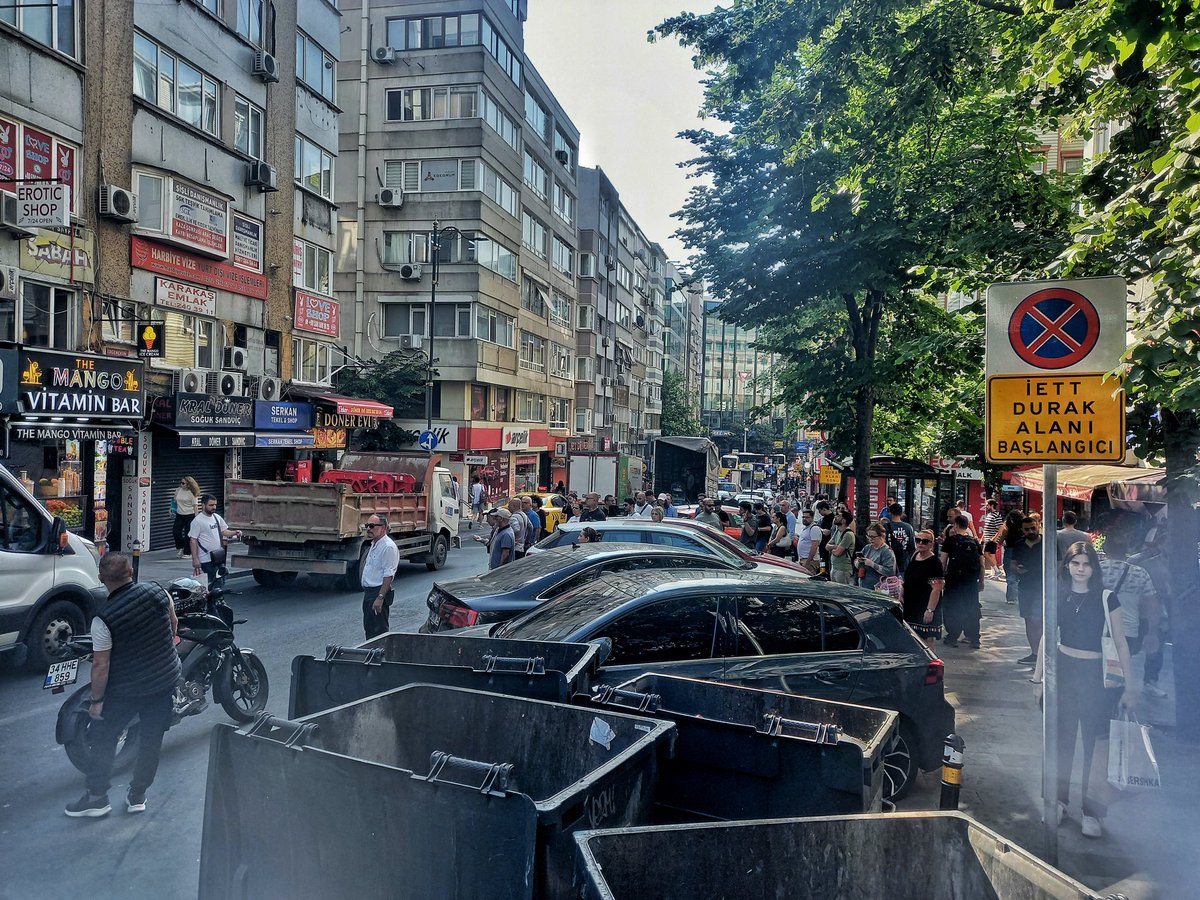 Lütfen bu caddeye bir çözüm getirilsin. Usulsüz park işletmesi, kaldırım işgali ve yasak yerlere park.şişli ergenekon caddesi.<a href="/istanbul_EGM/">İstanbul Emniyet Müdürlüğü</a> <a href="/IBBcozummerkezi/">İBB Çözüm Merkezi</a> <a href="/istanbulbld/">İstanbul Büyükşehir Belediyesi</a>
