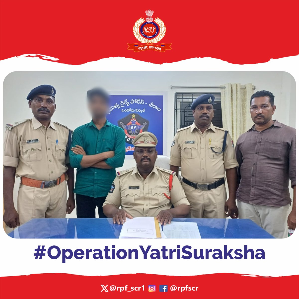 rpf_scr1's tweet image. Teamwork by #RPF &amp;amp; #GRP delivers justice with the apprehension of an offender at #Chirala Station, resulting in the recovery of a snatched black beads gold chain and cash worth ₹18,700/-.
#OperationYatriSuraksha
@RPF_INDIA @RailMinIndia @SCRailwayIndia @rpfscrbza @rpfpcclx