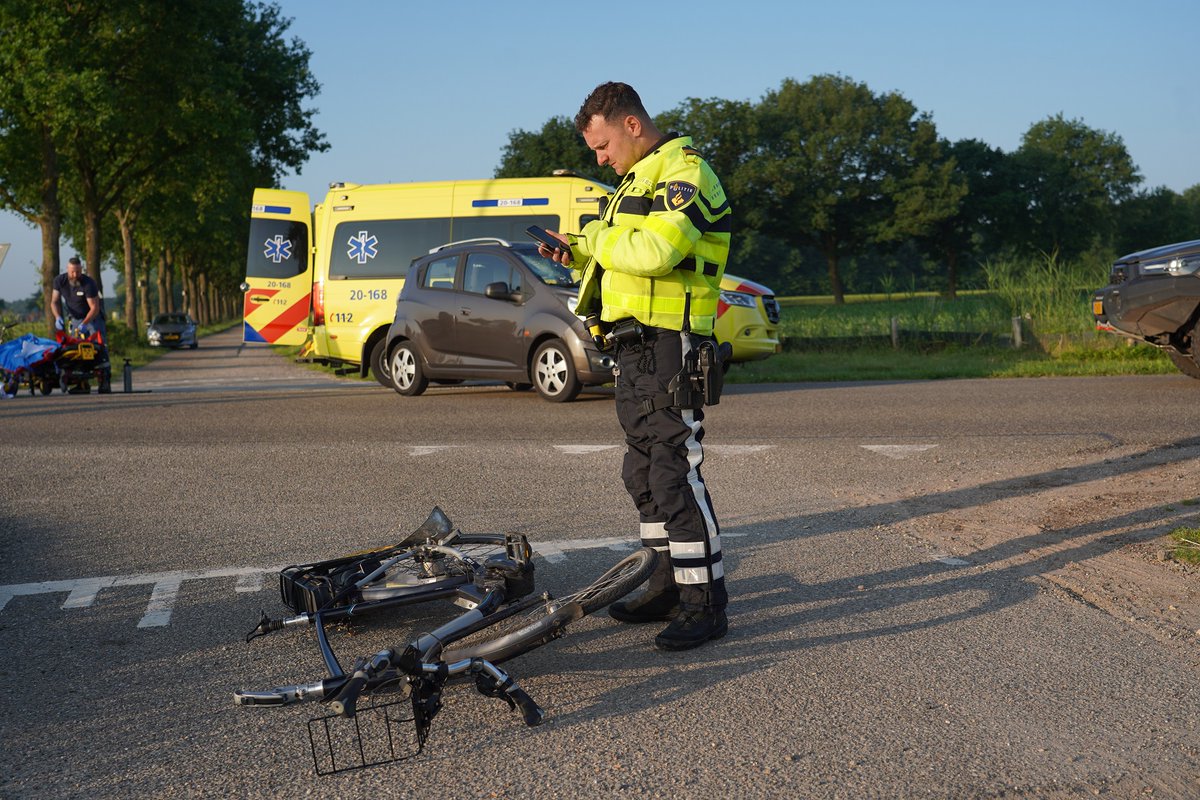 Fietser geschept door auto