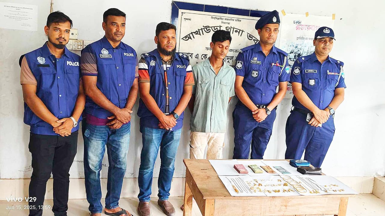 আখাউড়ায় ২০ ভরি স্বর্ণালঙ্কারসহ চোর আটক: ৫৯ লক্ষাধিক টাকার চুরি মামলার রহস্য উন্মোচন