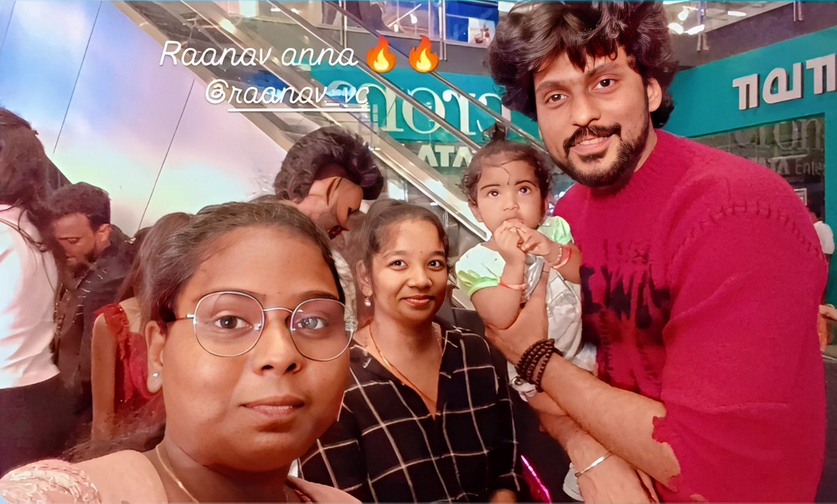 HomieZiana's tweet photo. கேட்டுடுச்சு😊..என் குரல் தலைவனுக்குக் கேட்டுடுச்சு 😍..
எத்தனை நாளாச்சு இந்த மாதிரி clicks பாத்து!❤
His sweet holding of a cute baby at the #SCISSORSAWARDS event last evening! 😍❤
அப்பப்ப இந்த மாதிரி கண்ணுல காமிங்க தல!
We feel happy ல!😍
#தாயுமானவன் @actorraanav
#Raanav https://t.co/56obeyvECY