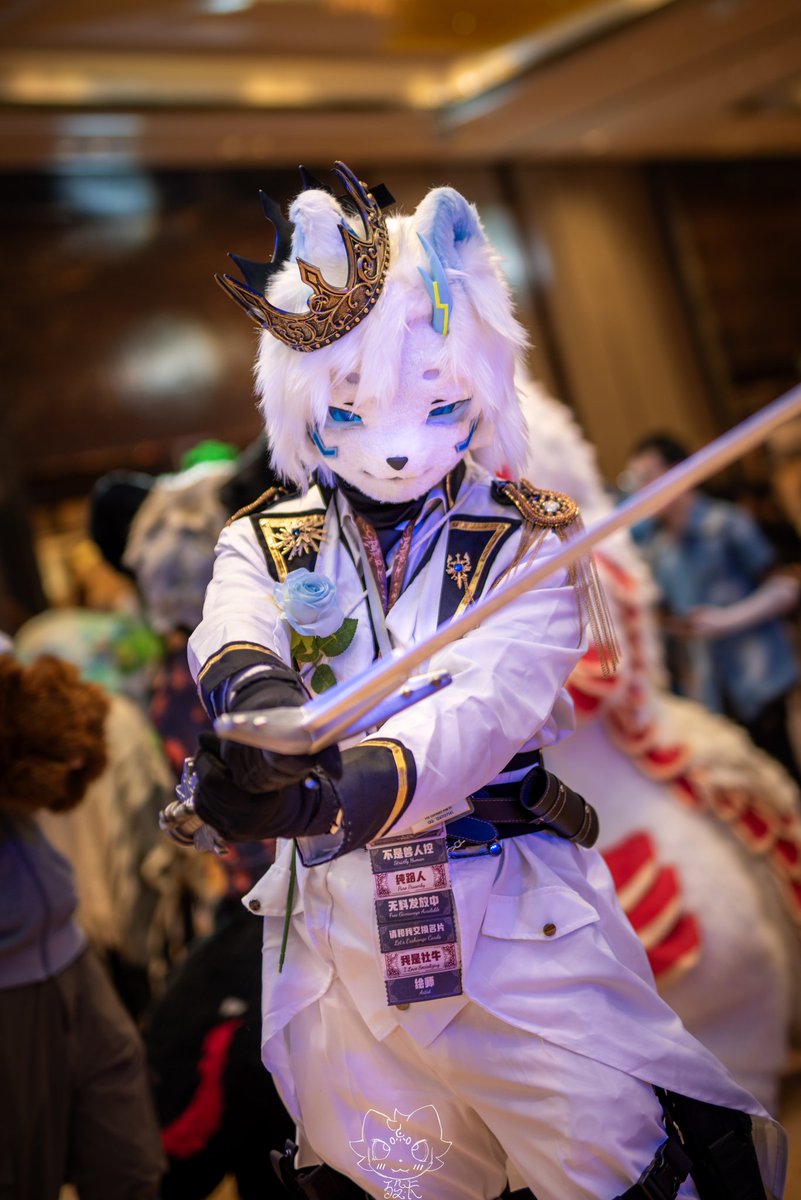 “以战代守，以击解围...随我冲锋！先由我来冲散他们的阵形！”

🌪回旋斩击🌪
这张照片其实是立姿静态...
但看衣物和头发走向，却有种旋转的动感——
配合着舞剑起手式，像使用旋风斩！

📷：殁卡 <a href="/Moka1030896546/">殁卡</a>

#FursuitEveryday
#Fursuitfriday
#fursuiter 
#fursuit
#furry