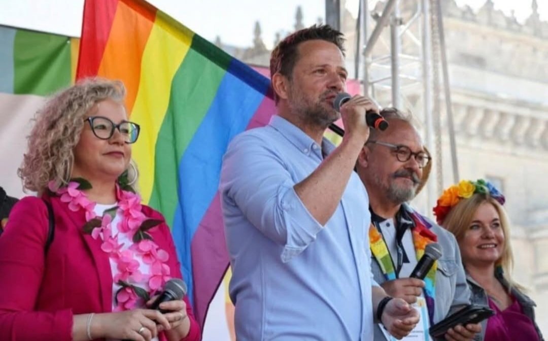Aleksandra Głogowska (@a_glogowska_) on Twitter photo "Oni chcą tylko odwiedzać się w szpitalach, kochać i być kochani" 🤨 jedni maski założyli, innym maski opadły. <a href="/trzaskowski_/">Rafał Trzaskowski</a> może być sobą. "Oni chcą tylko odwiedzać się w szpitalach, kochać i być kochani" 🤨 jedni maski założyli, innym maski opadły. <a href="/trzaskowski_/">Rafał Trzaskowski</a> może być sobą.