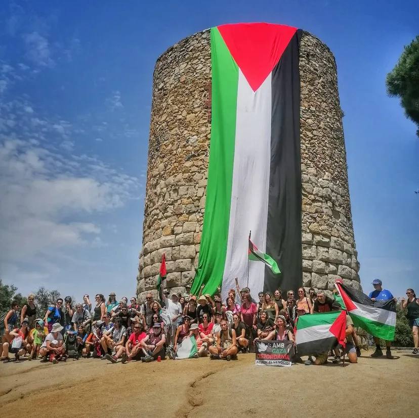 Ahir l'Assemblea en suport a #Palestina del Vallès Oriental i el Baix Montseny va tenyir de lluita i solidaritat un dels símbols de la comarca: La Torrassa, una torre de guaita romana al cor del Corredor. Visca la resistència palestina! ✊🇵🇸
