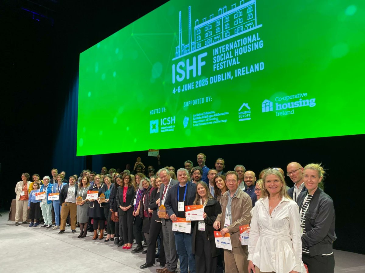 Can70B's tweet photo. Can70 va estar present a l’assemblea General de Sostre Cívic en un moment especial per a la cooperativa. A Dublin va rebre l’European Responsible Housing Award. Allí es va dir que l’habitatge cooperatiu en cessió d’ús: “és una idea brillant. Es pot aplicar arreu d’Europa”. https://t.co/KLnKvrGGg9