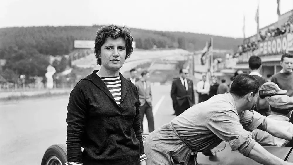 Un día como hoy, en 1958, María Teresa de Filippis se convirtió en la primera mujer en largar una carrera de F1.
Al volante de un Maserati 250F privado, terminó 10ª en Spa.

¡Una pionera del deporte motor! 👊🏁