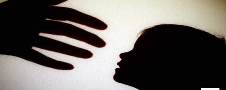 SOnlinepak's tweet image. ننکانہ صاحب   ایک پولیس کانسٹیبل پر بینک کی خاتون ملازمہ کو ہراساں کرنے کا الزام عائد  متاثرہ خاتون کے مطابق کانسٹیبل نے اسے راستے میں روکا، نازیبا زبان استعمال کی اور فون نمبر مانگنے کی کوشش کی۔ #Harrasment  1/2
#NankanaSahib #NeverAgain