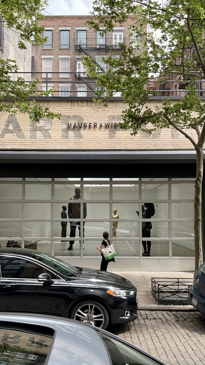 週末、Sohoを歩いていて偶然出会った、Thomas J Priceによるのブロンズ像。「誰が見上げられるべきか」という都市にしみついたヒエラルキーを、静かに壊す作品。会期ギリギリ。間に合ってよかった。
hauserwirth.com/hauser-wirth-e…