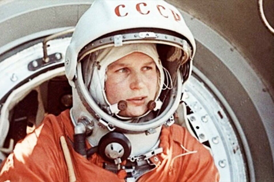 Avui fa 62 anys del primer vol espacial fet per una dona.
Va ser el de Valentina Tereshkova, amb la Vostok 6.
Van ser 3 dies i 48 òrbites a la Terra.
La URSS va amagar que una errada en el sistema de vol va estar a punt d'impedir el retorn. La cosmonauta va haver d'introduir