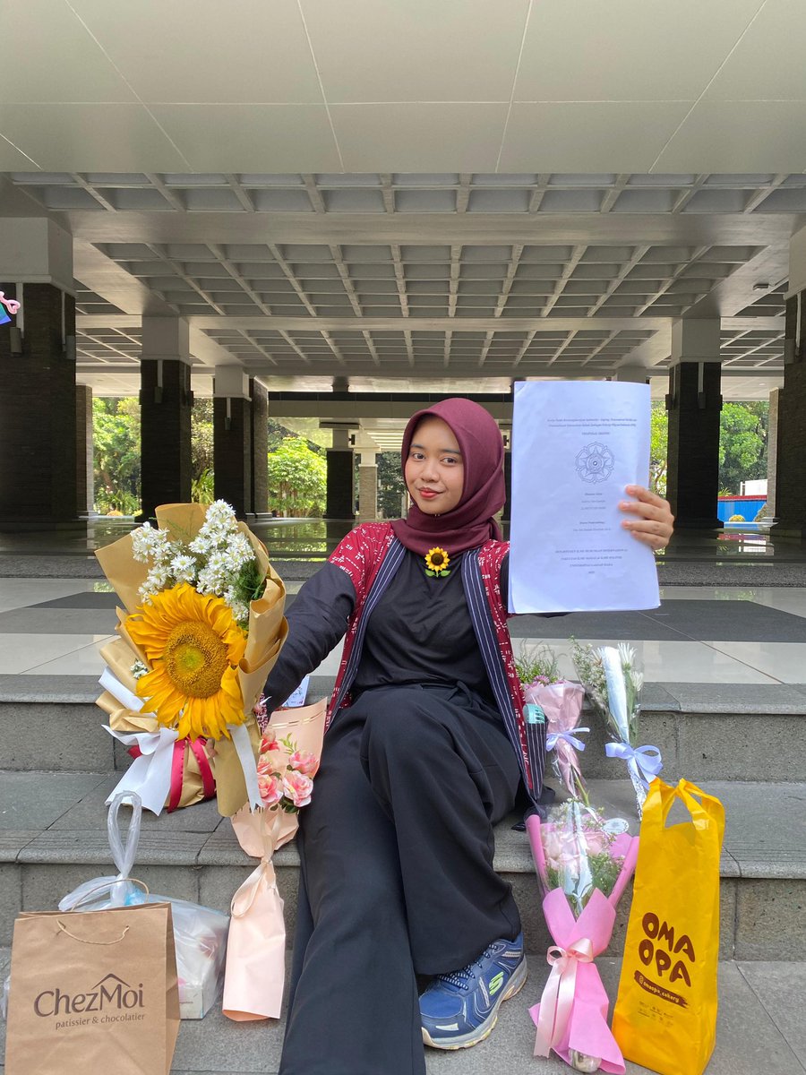 ambroxol5mg's tweet photo. gadis yg dulu masih SMA ini, sekarang udah 1/2 sarjana, guys. 

time flies, but semprotulation @flutterrogers ✨ https://t.co/4P1sAzFVDX