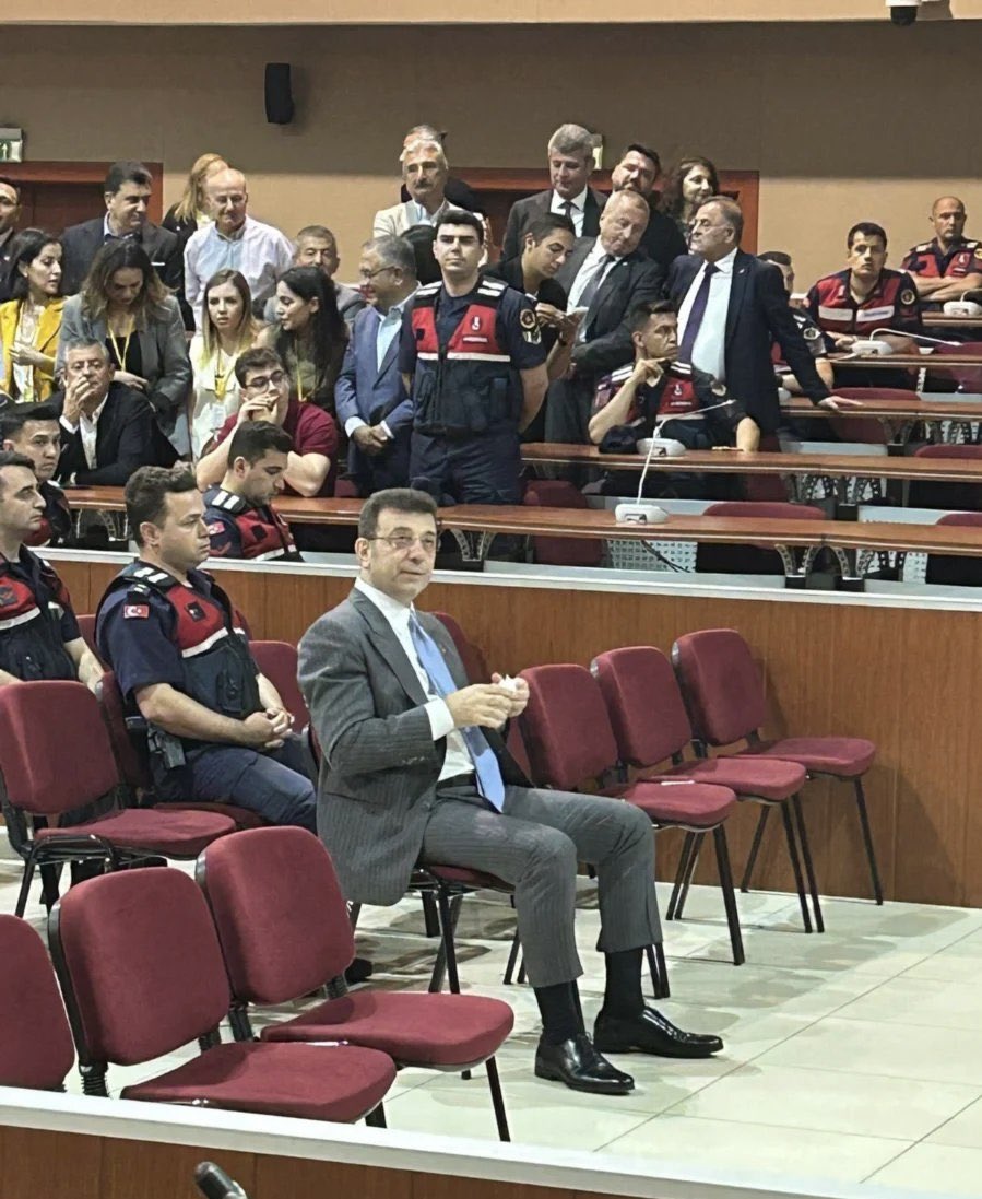 Cumhurbaşkanı adayımız Ekrem İmamoğlu:
"Ülke yanıyor. ekonomi çökmüş, millet umutsuz. Çocuklar ağlıyor ama siz hâlâ cezalandırma peşindesiniz. 
Resmim yasak, sesim yasak, sosyal medya yasak… ama bilin ki milletin gönlünden beni silemezsiniz. 
Sevgi büyür, büyür, büyür!"