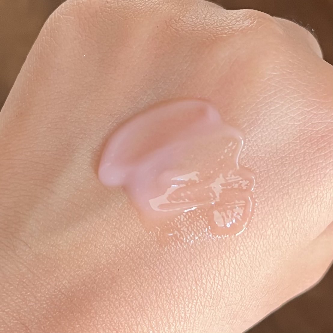 nemu moist brightening yg lembabnya beneran tahan smp seharian……. bonus mukaku beneran CERAHANN….. i tell u this affordable moist would be the best choice in this….. u know…… 🤧🤧💸💸