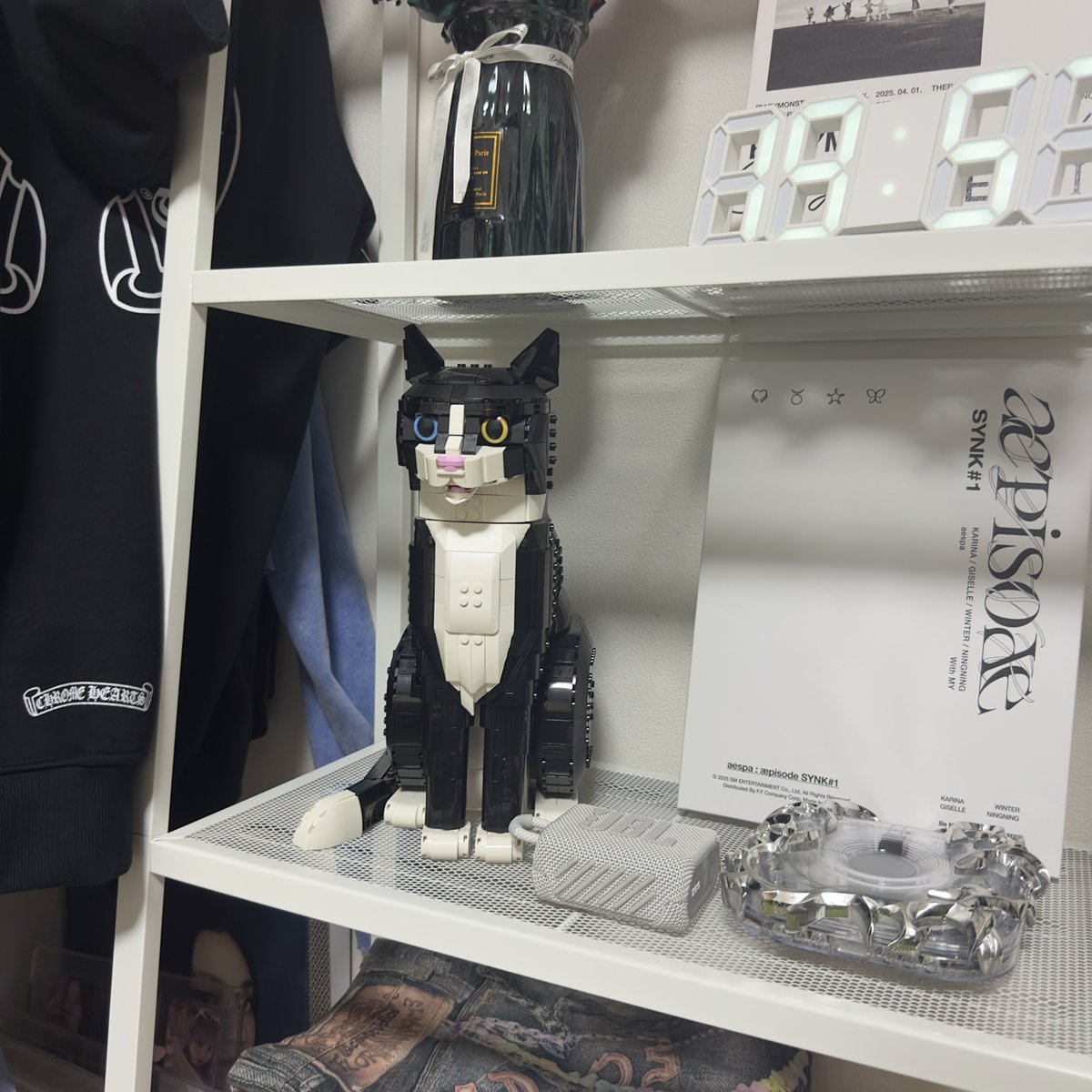 aeve_rr's tweet photo. MEOVVのVlog観て宿舎に置いてある猫のレゴ買った🐱 https://t.co/zMEiMicxDP