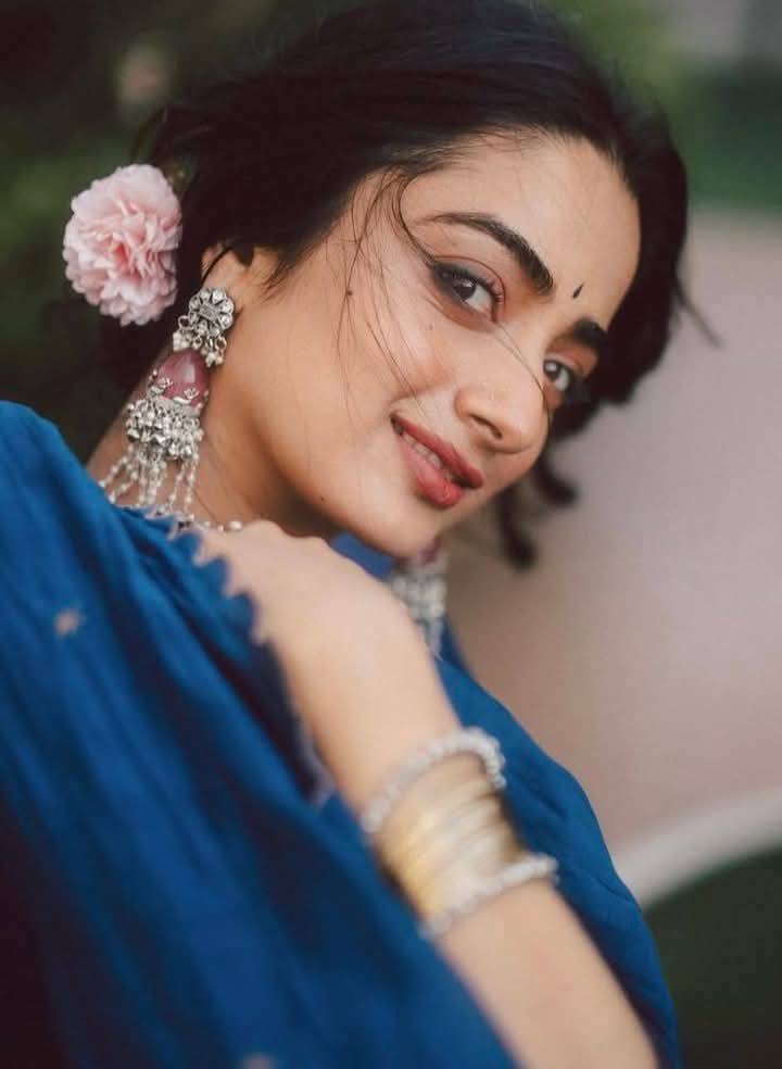 یہ زُلفوں کے کُنڈل یہ آنکھیں شرابی
یہ ہونٹوں کی سُرخی یہ آنچل گلابی

یہ آنکھوں سے باتیں یہ زُلفوں سے راتیں
یہ لہجہ ہے قاتل یہ ادائیں نوابی ♥️
#محفل_سخن