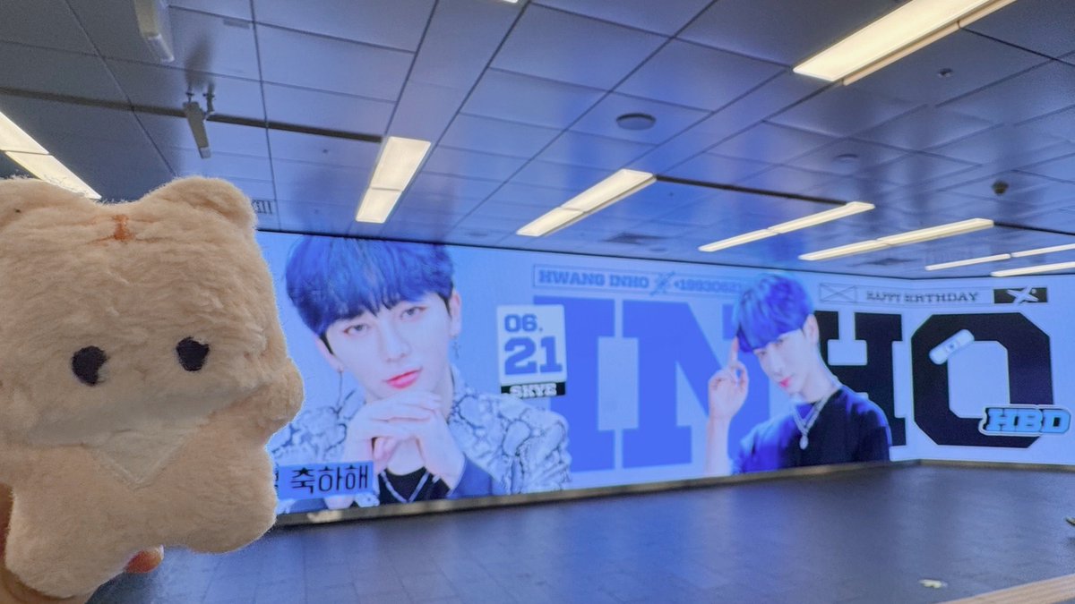 이거 보려고 정시 퇴근하고 홍대역으로 달려옴!!🥳 <a href="/enotion_621/">ENOtion💫</a> 2호선 홍대입구역에서 공항철도 넘어가는 구간에 있음😍 티 러기지 맞은편!! 
올해도 인호생일 엄청 크게 축하해주는 이노션님 최고👏🏻 해피인호데이♥️
#인호 #황인호 #스카이 #SKYE #Inho #黃仁虎 #インホ #HappyENOday
#HAPPY_INHO_DAY
