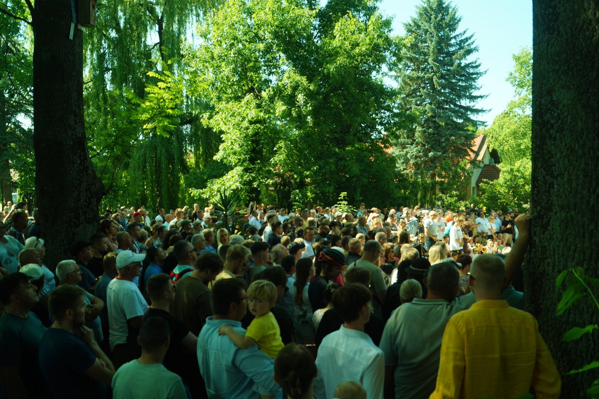 Piękna chwila, historyczna. 
Dziękujemy Wam za Waszą energię, uśmiech, determinację! 🇵🇱
Razem odzyskamy niepodległość!

#DrużynaBrauna
#FrontGaśnicowy