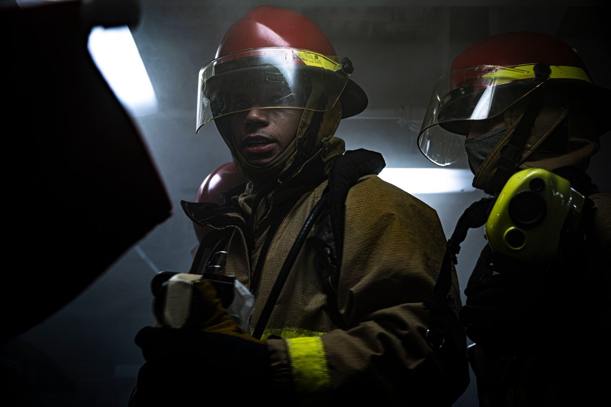 Sailors participate in a general quarters drill aboard the aircraft carrier USS Nimitz (CVN 68) in the South China Sea, June 12. 

📸 by MC2 Hannah Kantner

#USNavy | #ForgedByTheSea https://t.co/AQTXsNpI6b