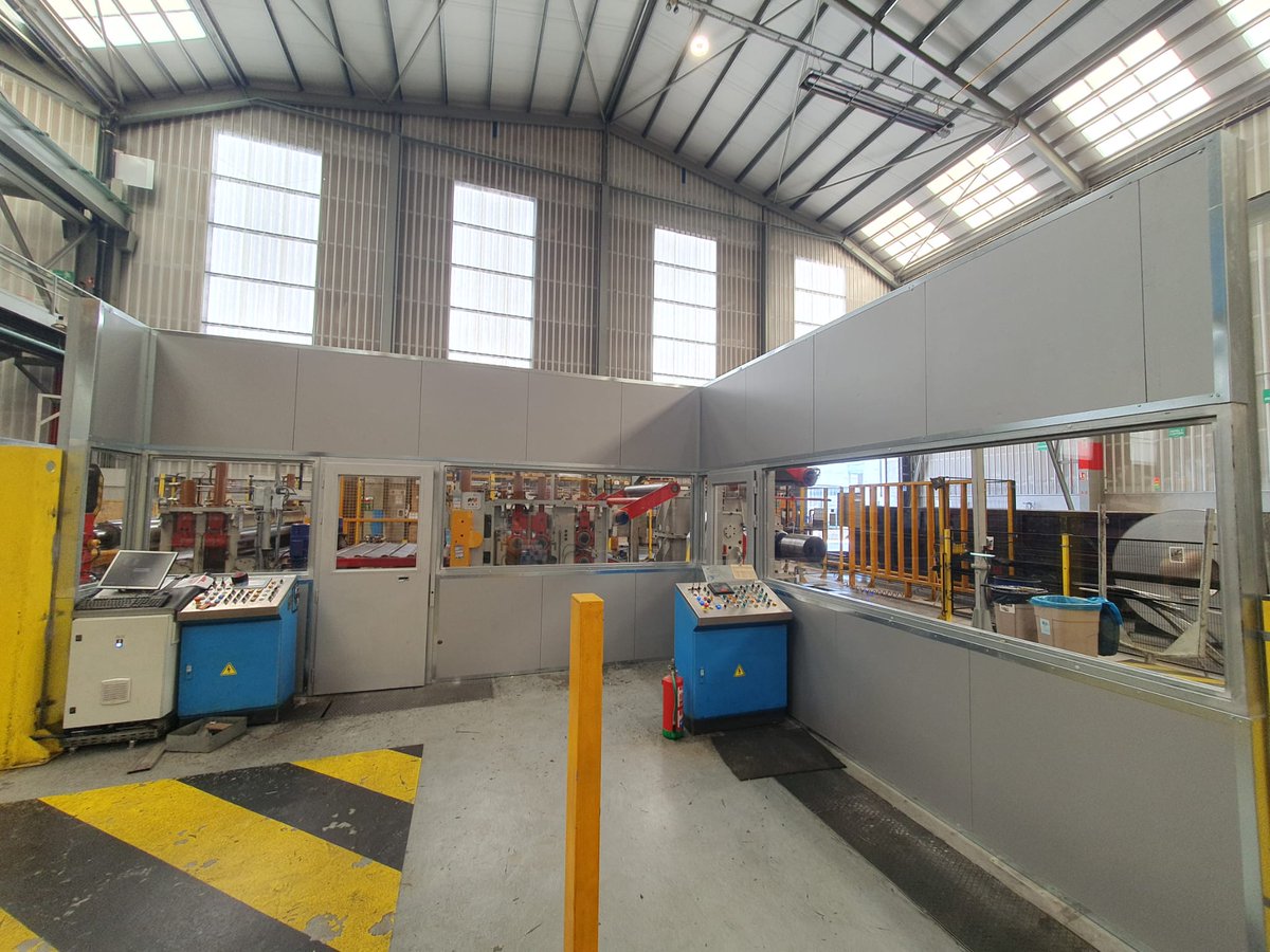 El ruido de la maquinaria no solo afecta la audición, sino también el bienestar y la eficiencia en el trabajo. Descubre cómo los cerramientos acústicos pueden ser la solución. 🏭🔊 
#ProblemasAcústicos #SaludLaboral blgs.co/hyH784