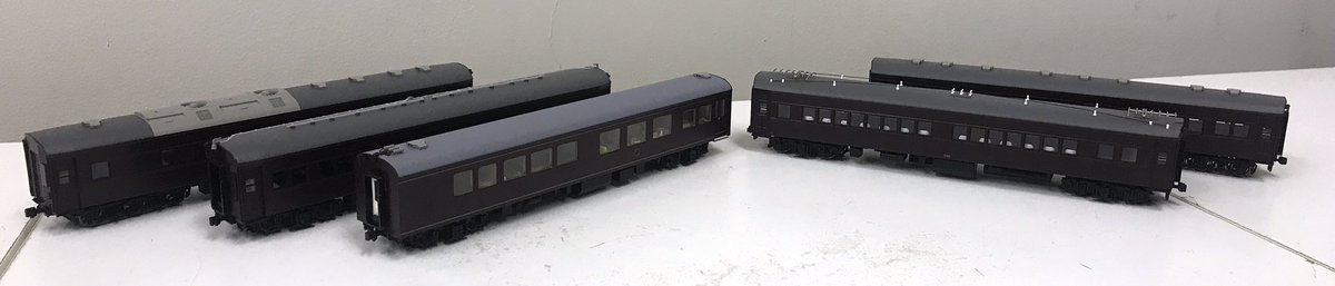 ModellbahnJP's tweet image. 【海を渡った模型達】

天賞堂製 新一号編成お召列車セット

こちらは🇭🇺へ旅立って行きました。
先日C57のお召機と合わせてセットで欲しい、と依頼で取り寄せしました。
因みに海外から見たお召列車はImperial(帝国の) Trainが通称なようです。