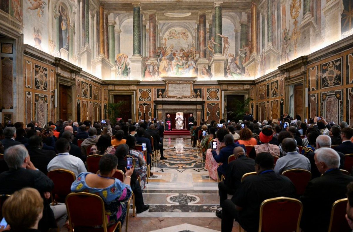 #VaticanNews Al recibir a los peregrinos venidos para la beatificación de Floribert el #PapaLeónXIV les dijo que, en un continente lleno de jóvenes, su figura muestra que ellos pueden ser un fermento de una paz “desarmada y desarmante”
vaticannews.va/es/papa/news/2…