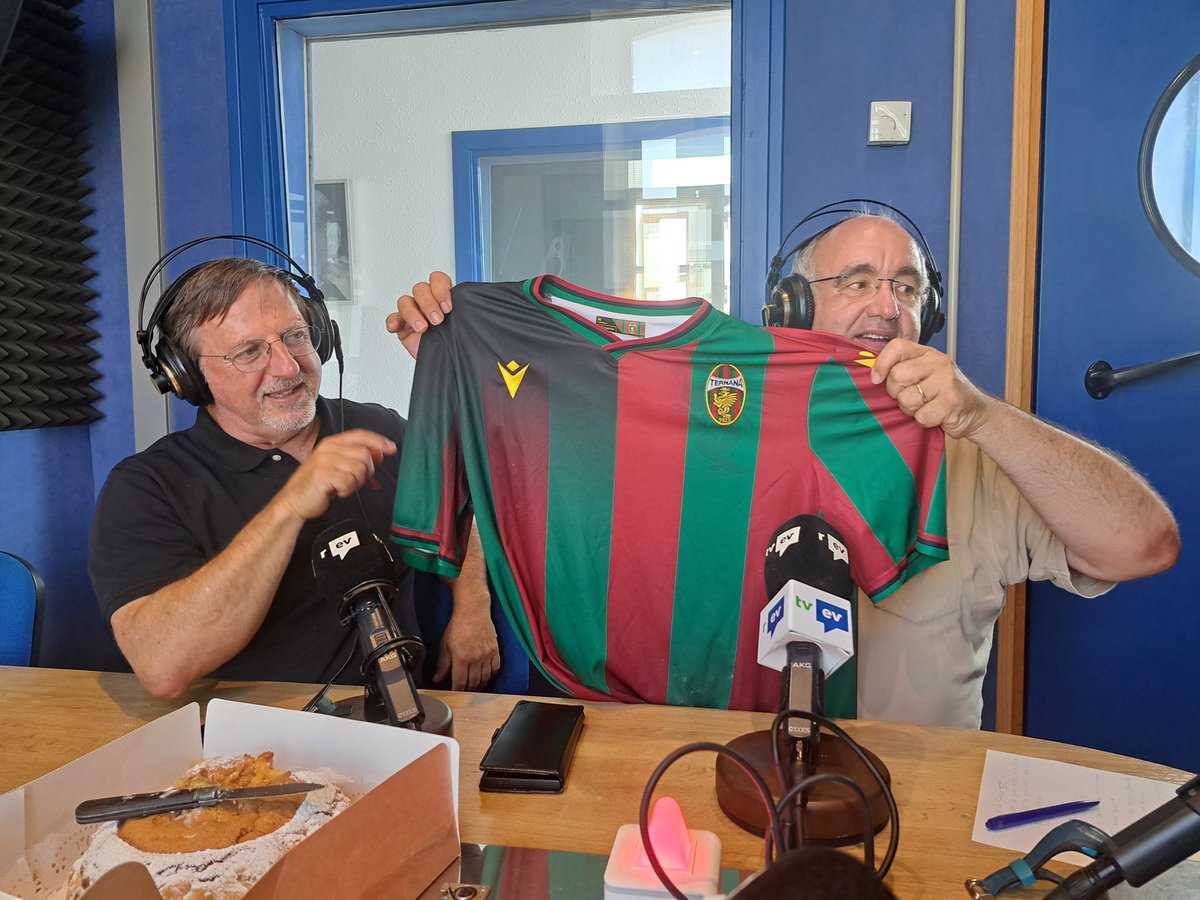 Un altro gemellaggio esemplare: da non perdere la chiacchierata con <a href="/ivanfaccia/">ivan faccia serrano</a> nella puntata di questa settimana. Teologia, politica, calcio… Tifoso #periquito ma anche della #Ternana. Ci siamo innamorati della maglietta #rossoverde! #Italia #Catalunya enacast.com/media_download…