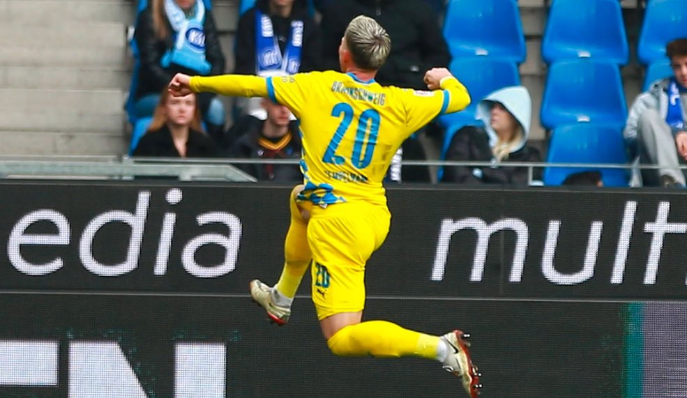 Bundesliga2_EN's tweet photo. 🔄 Eintracht Braunschweig and Schalke 04 reach agreement on the transfer of Lino #Tempelmann.

💶 Transfer fee: €300,000.

🤔 But the player has not yet agreed to join Eintracht, as he has also received offers from the Bundesliga.

🗞️ @kicker 

#Bundesliga2 #EBS #S04 https://t.co/BU6lexpoCW
